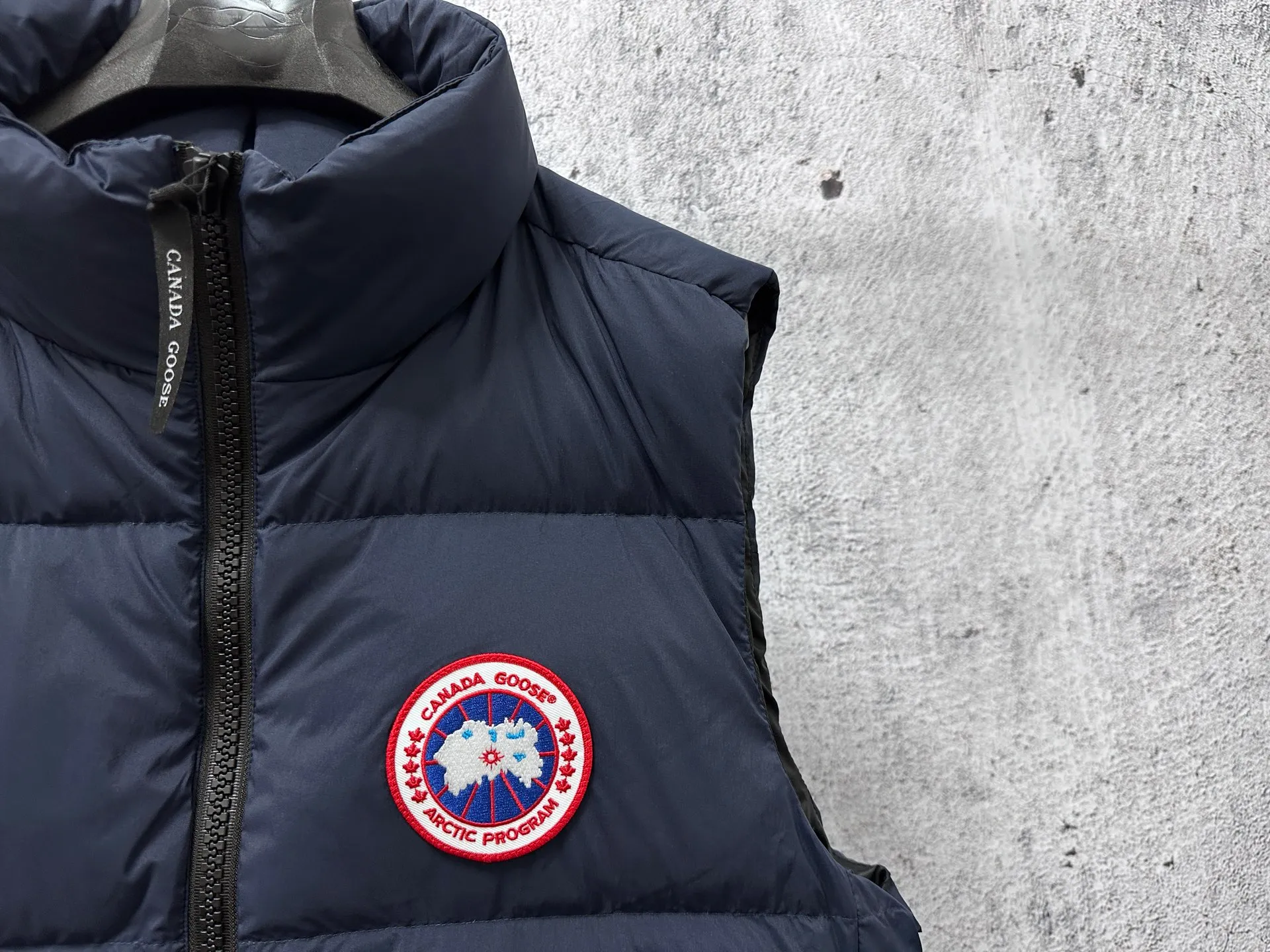 P560 【CANADA GOOSE】Lawrence Men's Down Vest The Lawrence down vest features a durable shell and quilted body, making it a must-have item for all seasons. It's made from sustainable Enduraluxe fabric, which has a durable soft touch. The Lawrence features a thoughtfully designed down-filled collar to block strong winds, a two-way zipper and a longer rear hem. Size: XS-XXL